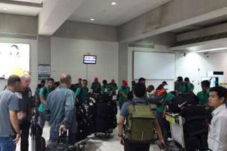 Rombongan tim nasional Indonesia saat tiba di Bandara Internasional Nino Aquino, Kamis (17/1/2016).