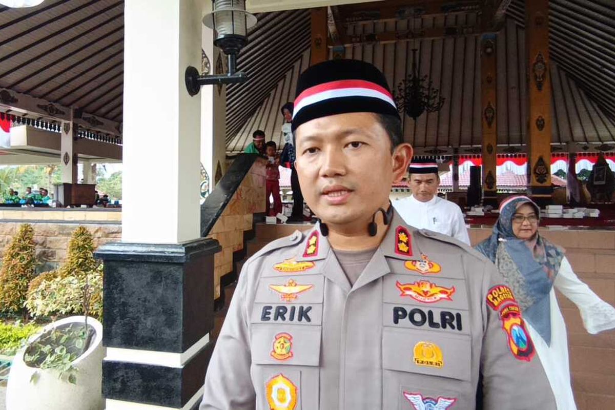 Kapolres Magetan AKBP Raden Erik Bangun Prakasa. Polisi Magetan masih melakukan penyelidikan terhadap aksi perampokan oleh 3 orang dengan mengenakan topeng. Komplotan perampok tersebut berhasil membawa kabur uang di kasir Rp 15 Juta.