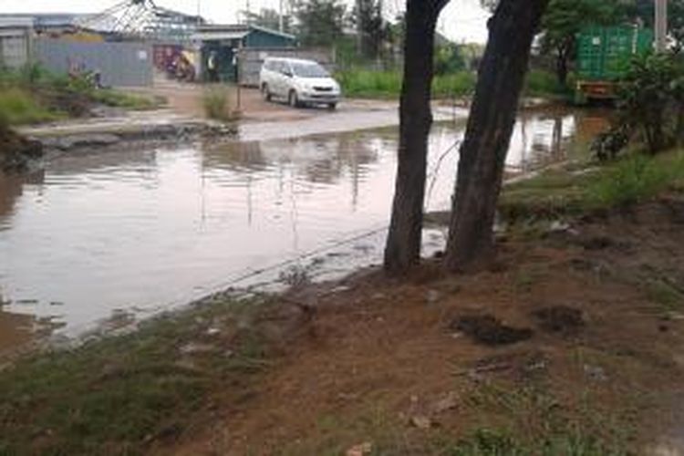 Jalan menuju Pusat Pembinaan Olahraga Air Bahtera Jaya, Ancol, Jakarta Utara, berlumpur dan terjadi genangan air. 