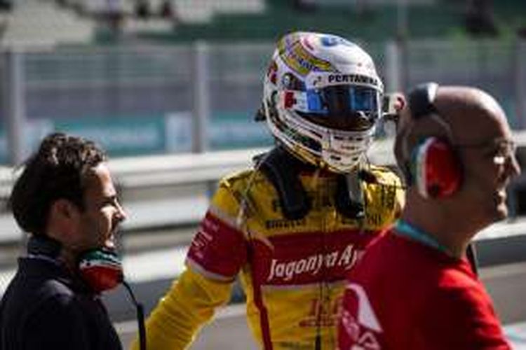 Pebalap Prema Racing asal Italia, Antonio Giovinazzi, berada di pit saat sesi kualifikasi GP2 Malaysia di Sirkuit Sepang, Sabtu (30/3/2016).