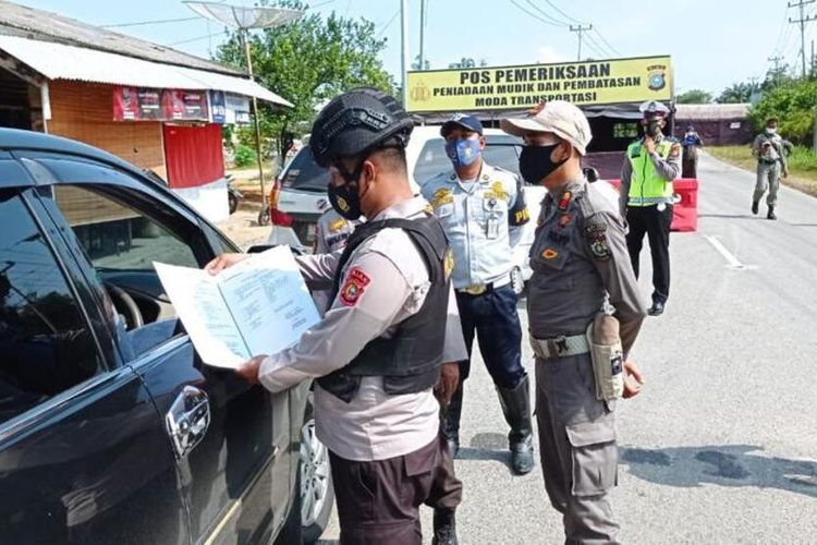 Petugas gabungan melakukan penyekatan jalur yang dilalui pemudik dengan melakukan pemeriksaan ketat terhadap setiap pengendara yang melintas di kawasan perbatasan Riau. Dok Polda Riau