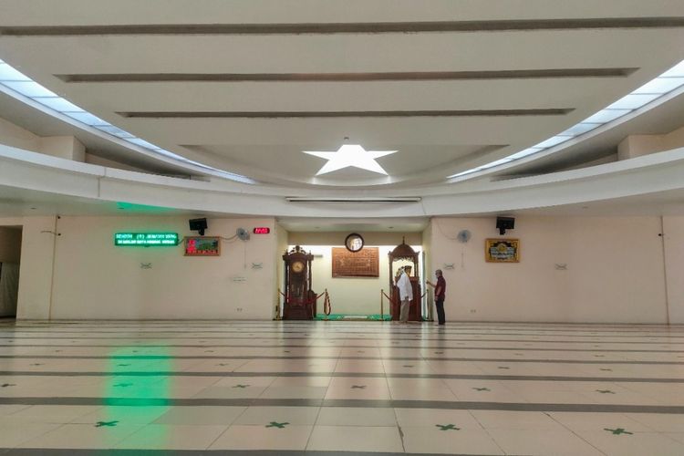 Ruang ibadah dengan langit-langit bermotif bintang di Masjid Asmaul Husna, Gading Serpong, Kelapa Dua, Tangerang