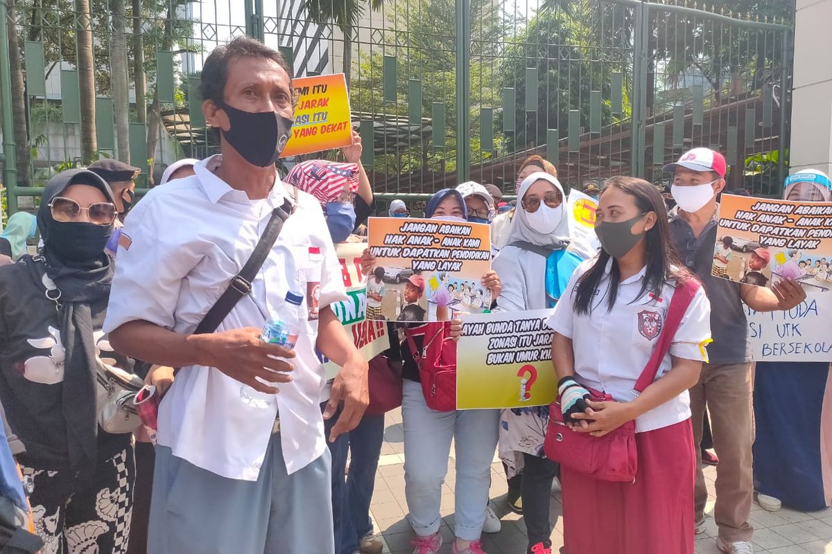 Sejumlah orang tua menggunakan atribut sekolah saat melakukan aksi demonstrasi memprotes PPDB DKI di Depan Gedung Kemendikbud, Senin (29/6/2020)