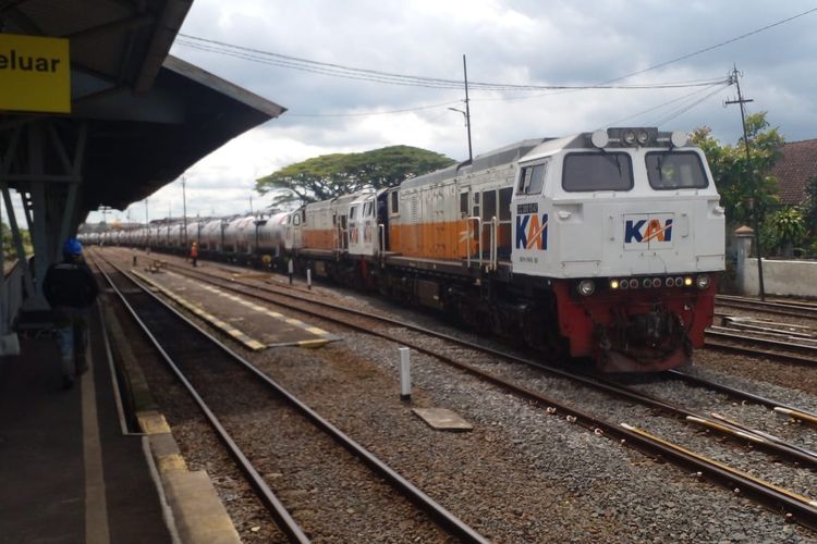 Kereta Api (KA) BBM dengan muatan kosong yang mogok dilakukan penanganan dengan cara mendorong rangkaian KA BBM ke Stasiun Malang Kota Lama menggunakan bantuan lokomotif dari Stasiun Malang Kota Baru.