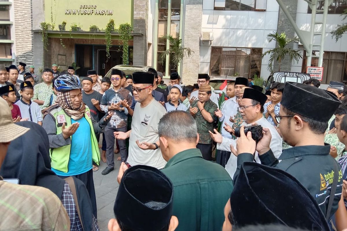 Yunus, Alumni Pesantren Tebuireng yang pergi haji dengan bersepeda dan memulai perjalanannya pada 7 Juli 2022. Dalam perjalanan kembali ke rumah, Yunus singgah di Pondok Pesantren Tebuireng, Jombang, Jawa Timur, Kamis (7/9/2023).