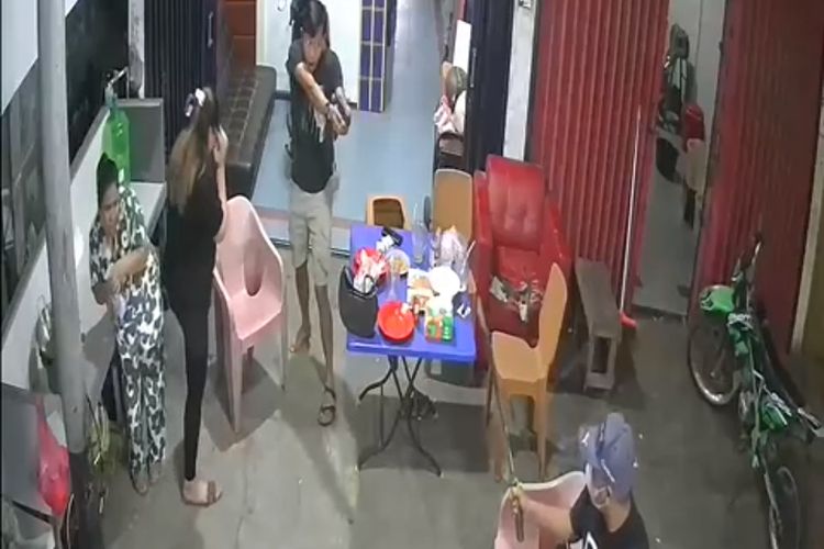 Tangkapan layar video rekaman CCTV yang memperlihatkan pria hendak menyerang anggota polisi menggunakan samurai, di warung makan di Jalan Telaga Biru, Kecamatan Tembilahan, Kabupaten Inhil, Riau, Senin (25/3/2024).