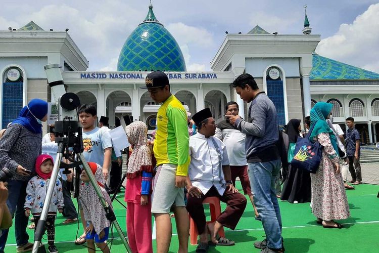 Anak-anak nobar Gerhana Matahari di Masjid Al-Akbar Surabaya, Kamis (26/12/2019).