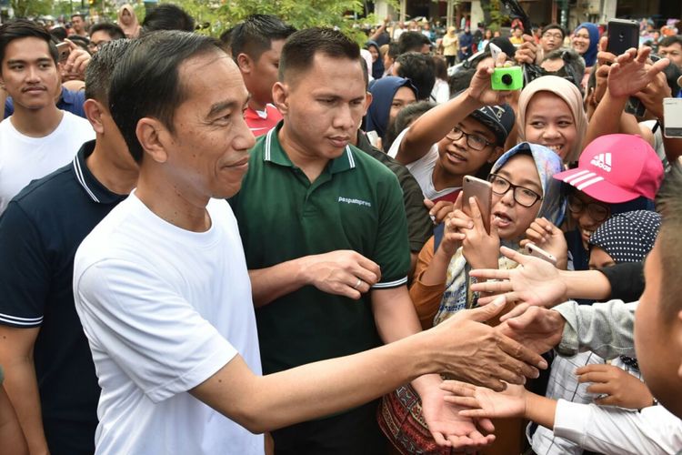 Presiden Joko Widodo jalan-jalan ke Malioboro, Yogyakarta, Minggu (31/12/2017). 