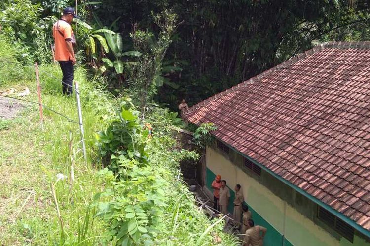 Tanah retak di samping SD Pangudi Luhur, Kalibawang. Foto dokumentasi BPBD Kulon Progo, DI Yogyakarta.