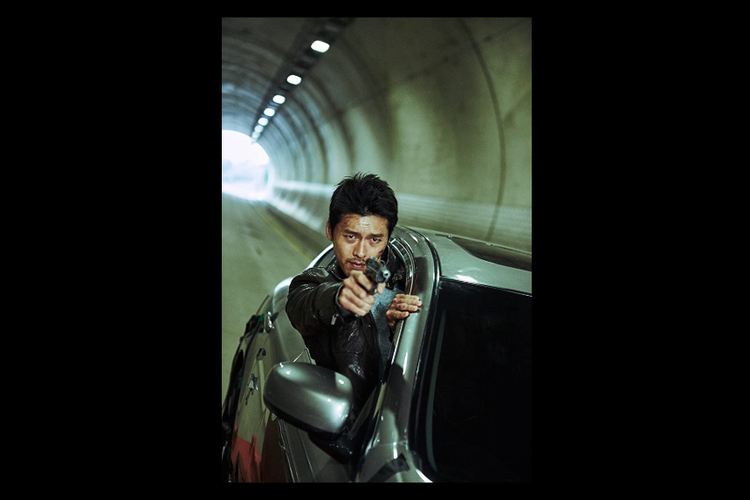 Hyun Bin berperan sebagai Detektif Im Chul Ryung, dalam film Confidential Assignment (2017).