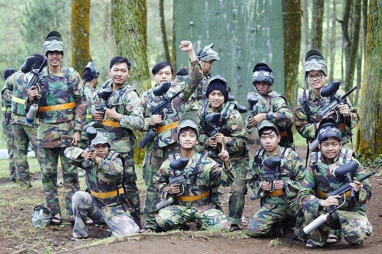 Pengunjung bisa bermain paint ball di Hutan Pinus Rahong