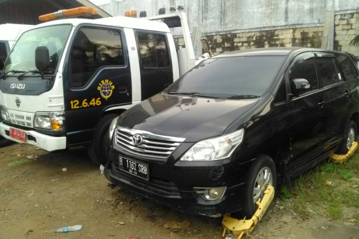 Mobil Kijang Innova yang menanggung denda Rp 45 Juta, masih terparkir di Kantor Suku Dinas Perhubungan Jakarta Selatan, Rabu (24/5/2017).