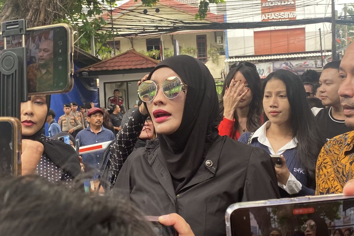 Samira alias Dokter Detektif menghadiri pemeriksaan lanjutan dalam persidangan Nikita Mirzani di PN Jaksel, Kamis (14/8/2025).