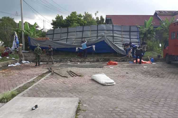 Kondisi halaman kantor BPBD Bener Meriah pasca dihantam angin puting beliung, Minggu (12/4/2020).