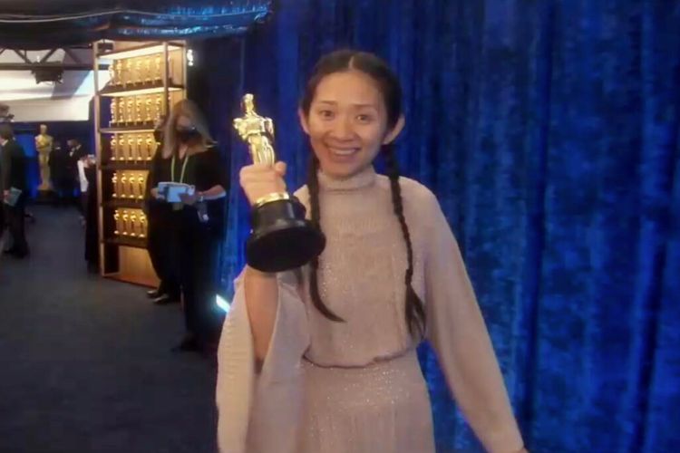 Chloe Zhao menjadi sutradara wanita kedua yang berhasil meraih Oscar