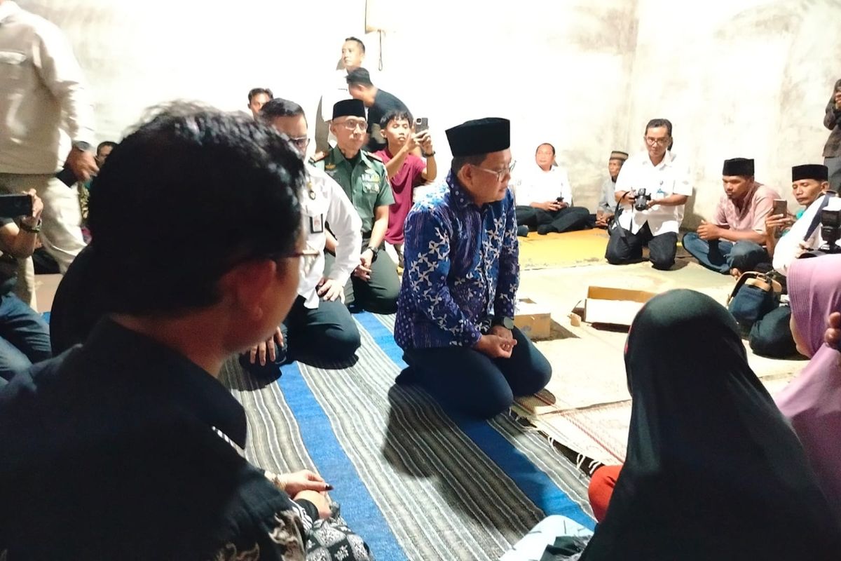 Pj Gubernur Jatim Adhy Karyono takziah ke rumah 4 korban longsor di Jalan Kendedes, Ubung Kaja, Denpasar, Bali pada Senin (20/1) pagi sekitar pukul 07.00 Wita yang berada di dukuh Sruwuhz. 