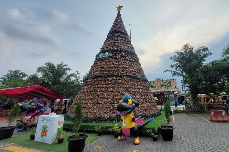 Replikas pohon natal berbahan eceng gondok di Saloka Theme Park berhasil meraih rekor MURI