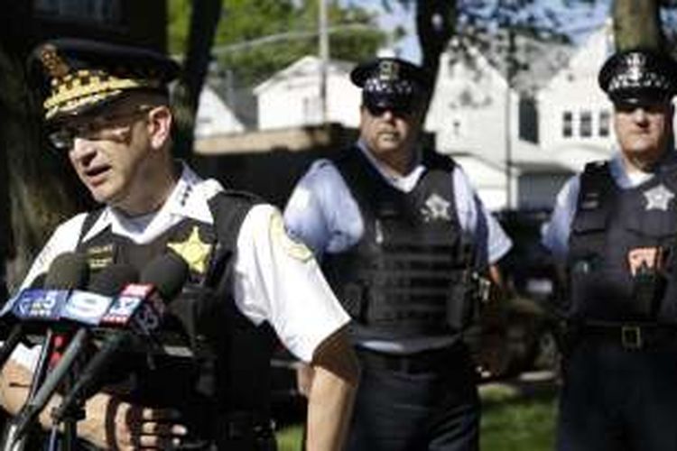 Petinggi Kepolisian Chicago,  John Escalante, berbicara tentang kekerasan akhir pekan selama Memorial Day, 29 Mei, 2016.