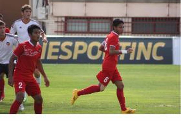 Kapten Timnas Indonesia U-19, Evan Dimas (kanan) dan Putu Gede, ketika melawan Valencia B dalam laga uji coba di Ciudad Deportivo de Paterna Valencia, Kamis (18/9/2014) malam.