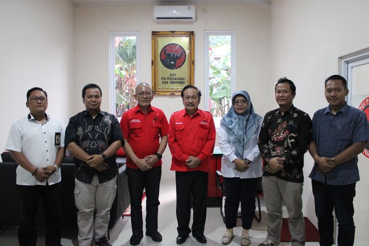 Komisioner KPU bersama Bawaslu melakukan klarifikasi ke Kantor DPC PDI-P Banyumas, Jawa Tengah, Senin (3/6/2024).