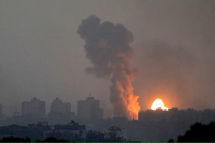 Asap membubung dari Jalur Gaza menyusul serangan udara Israel, Sabtu, 28 Oktober 2023.