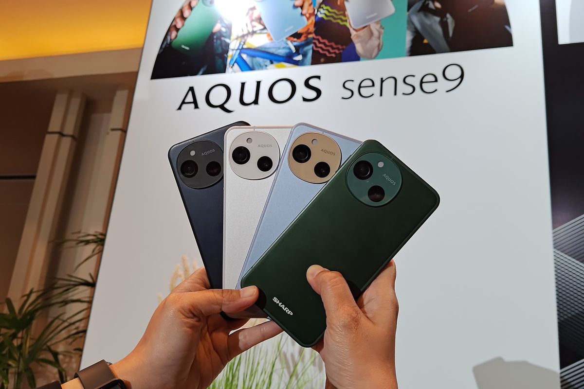 Smartphone Sharp Aquos Sense9 resmi di Indonesia. Ponsel ini hadir dalam varian warna hitam, putih, biru dan hijau (kiri ke kanan).