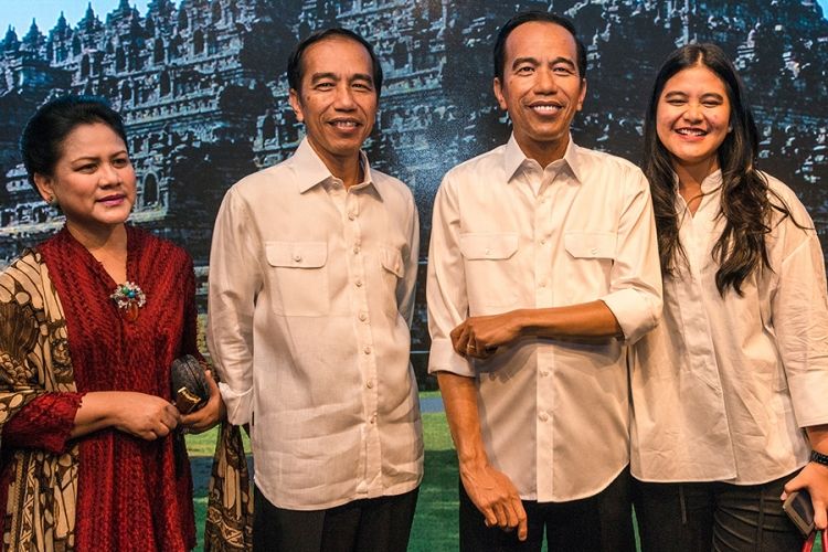 Presiden Joko Widodo (dua kiri) bersama Ibu Negara Iriana (kiri) dan putrinya, Kahiyang Ayu, berpose dengan patung lilin figur dirinya di Madame Tussauds, Hongkong, Senin (1/5/2017). Presiden menggelar kunjungan kerja di Hongkong pada 30 April hingga 1 Mei dalam rangka meningkatkan kerja sama ekonomi antar-kedua negara