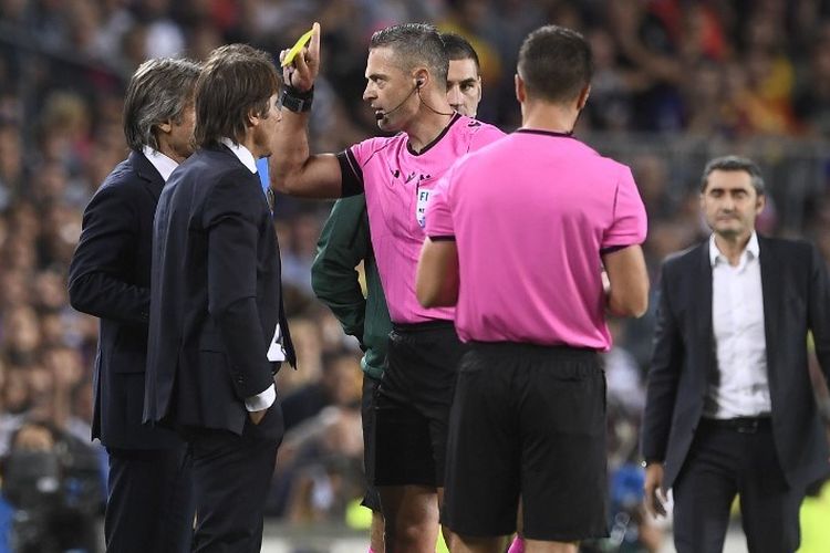 Wasit Damir Skomina memberi kartu kuning kepada Antonio Conte pada pertandingan Barcelona vs Inter Milan dalam lanjutan Liga Champions di Stadion Camp Nou, 2 Oktober 2019.