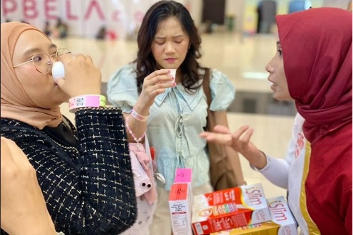 Sejumlah pengunjung mencoba varian baru iSlim pada Beauty Fest Asia (BFA) 2024 yang digelar di Surabaya, Jawa Timur.