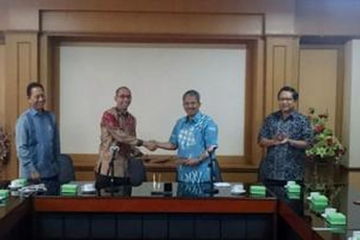 CEO Garansindo Group Muhammad Al Abdullah dan Rektor ITS Surabaya Joni Hermana menandatangani MoU kerjasa sama, di Surabaya, Rabu (10/6/2015).