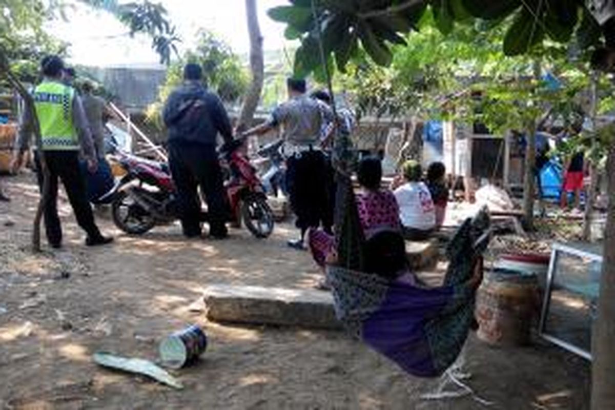 Petugas Satpol PP gabungan yang disiagakan dalam pembongkaran hunian kumuh ilegal di kawasan kolong Tol Wiyoto Wiyono, Pejagalan, Penjaringan, Jakarta Utara, Kamis (23/7/2015).