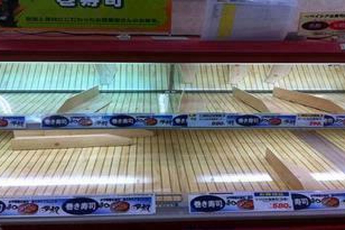 Makanan-makanan di supermarket di Perfektur Gunma habis diserbu warga.