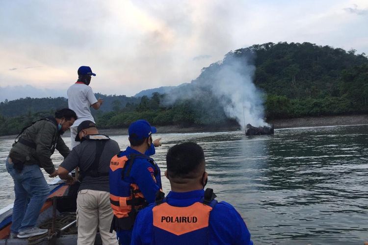 KM Sekar Tanjung 1 yang dibakar warga di Perairan Tanggamus.