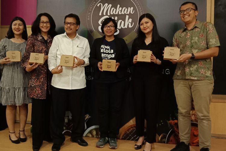 Assistant Brand Manager Mylanta Dinda Parameswari, Annisa Paramitha dari Waste4Change serta Direktur dan Peneliti bidang Ekonomi Agribisnis IPB Arief Daryanto, Ph.D (kedua dari kanan ke kiri) seusai peluncuran kamanye Makan Bijak oleh Mylanta di Kota Kasablanka, Jakarta, Selasa (15/5/2018).