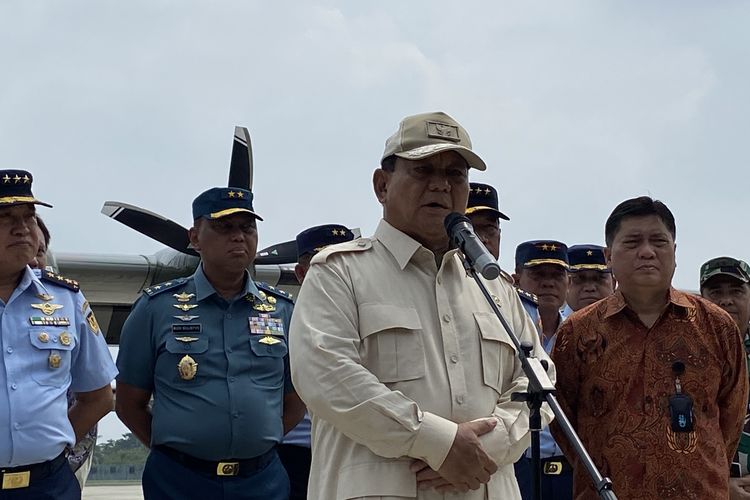 Menteri Pertahanan RI Prabowo Subianto saat proses serah terima pesawat angkut ringan NC-212i di Base Ops Pangkalan TNI AU (Lanud) Halim Perdanakusuma, Jakarta Timur, Selasa (12/12/2023).