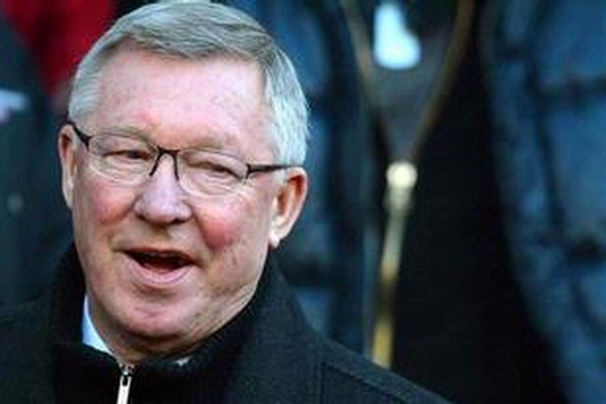 Manajer Manchester United dari Skotlandia, Sir Alex Ferguson, menuju tempat duduknya di Stadion Old Trafford, jelang laga pekan ke-17 antara timnya versus Sunderland, Sabtu (15/12/2012). MU akhirnya menang 3-1 dan menjaga jarak enam poin dengan peringkat kedua Premier League, Manchester City. 