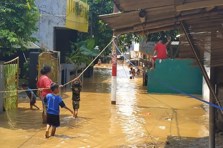 Kontur jalan yang semakin rendah dari arah Jalan Masjid Al Makmur, Pejaten Timur, Jakarta Selatam membuat ketinggian banjir semakin dalam mendekati bantaran Sungai Ciliwung, Jumat (26/4/2019). 