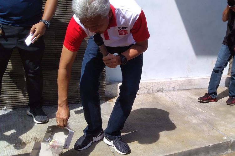 Gubernur Jawa Tengah Ganjar Pranowo memungut sampah dalam peringatan Hari Buruh di kompleks Kantor Dinakerkop Banyumas, Purwokerto, Jawa Tengah, Rabu (15/2019).