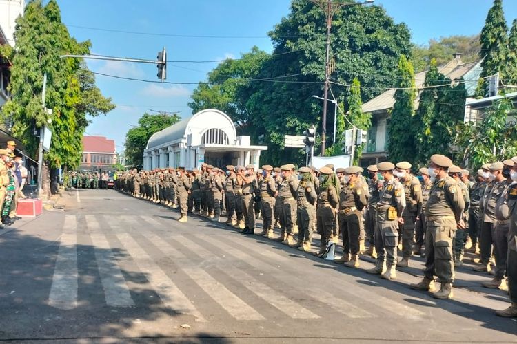 Sejumlah petugas gabungan bersiap melakukan penjagaan untuk memastikan kawasan wisata Kota Tua Jakarta, bersih dari pedagang kaki lima (PKL), Senin (1/8/2022)