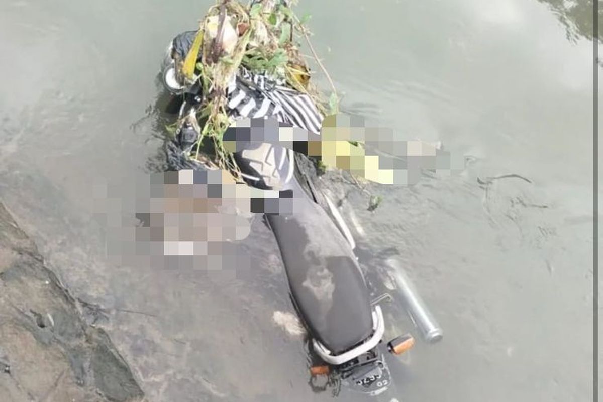 Tangkapan layar penemuan sepeda motor dan jenazah di dalam selokan Mataram, Sleman.