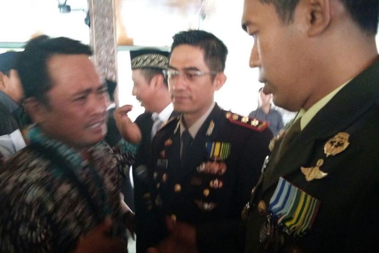 Komandan Distrik Militer (Dandim) 0720 Rembang, Letkol Inf Darmawan Setiady? berjabat tangan dengan Kepala Desa (Kades) Jambangan, Kecamatan Sarang, M Hilaludin seusai rap?at koordinasi (Rakor) Pengawasan Dana Desa di Pendopo Museum RA Kartini, Kabupaten Rembang, Jawa Tengah, Jumat? (10/11/2017).