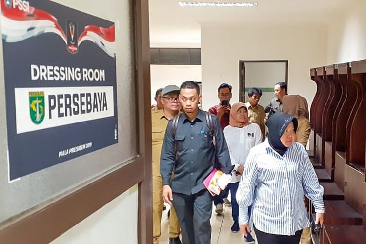 Wali Kota Surabaya, Tri Rismaharini, memantau renovasi Stadion Gelora Bung Tomo, Surabaya, Senin (8/4/2019).