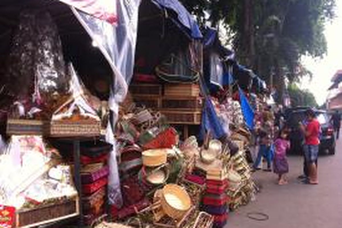 Menjelang Hari Raya Natal dan Tahun baru, penjual parcel mulai marak berjualan di Jalan Pegangsaan Timur. Gambar diambil Minggu (14/12/2014).