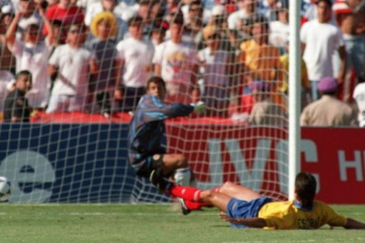 Bek Kolombia, Andres Escobar (kuning), mencetak gol bunuh diri saat melawan Amerika Serikat pada laga Piala Dunia 1994 di Los Angeles, Amerika Serikat, 22 Juni 1994. Sepuluh hari setelah itu, Escobar tewas ditembak di Medellin, Kolombia.