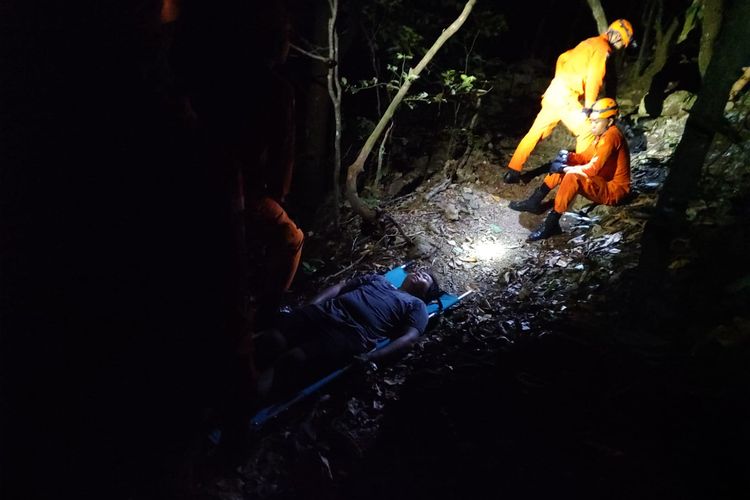 Tim Basarnas saat mengevakuasi korban dari tebing Pantai Nunggalan, Desa Pecatu, Kabupaten Badung, Bali./Dok.Humas Basarnas Bali