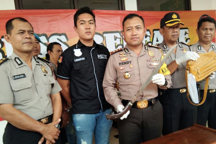 Polisi menunjukkan samurai yang digunakan D dan N melawan petugas. Keduanya merupakan begal yang menewaskan Enok, guru SMP Negeri Cibungur, Purwakarta pada 27 Maret 2018 lalu.