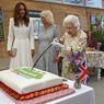 Gaya Eksentrik Ratu Elizabeth, Potong Kue dengan Pedang Seremonial