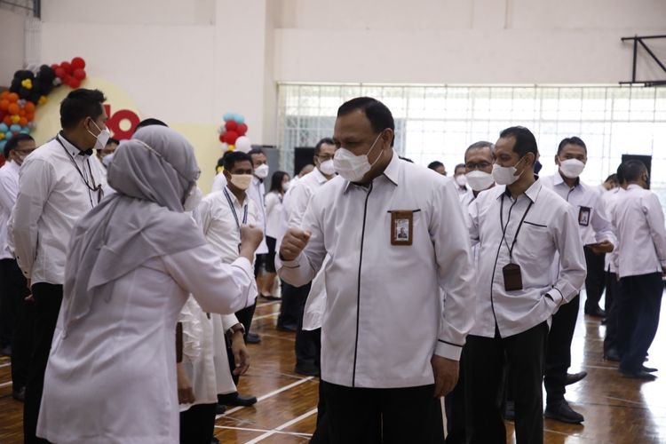 Ketua KPK Firli Bahuri dalam kegiatan Apel Pagi di Gedung Merah Putih KPK, Jakarta, Senin (3/1/2022).