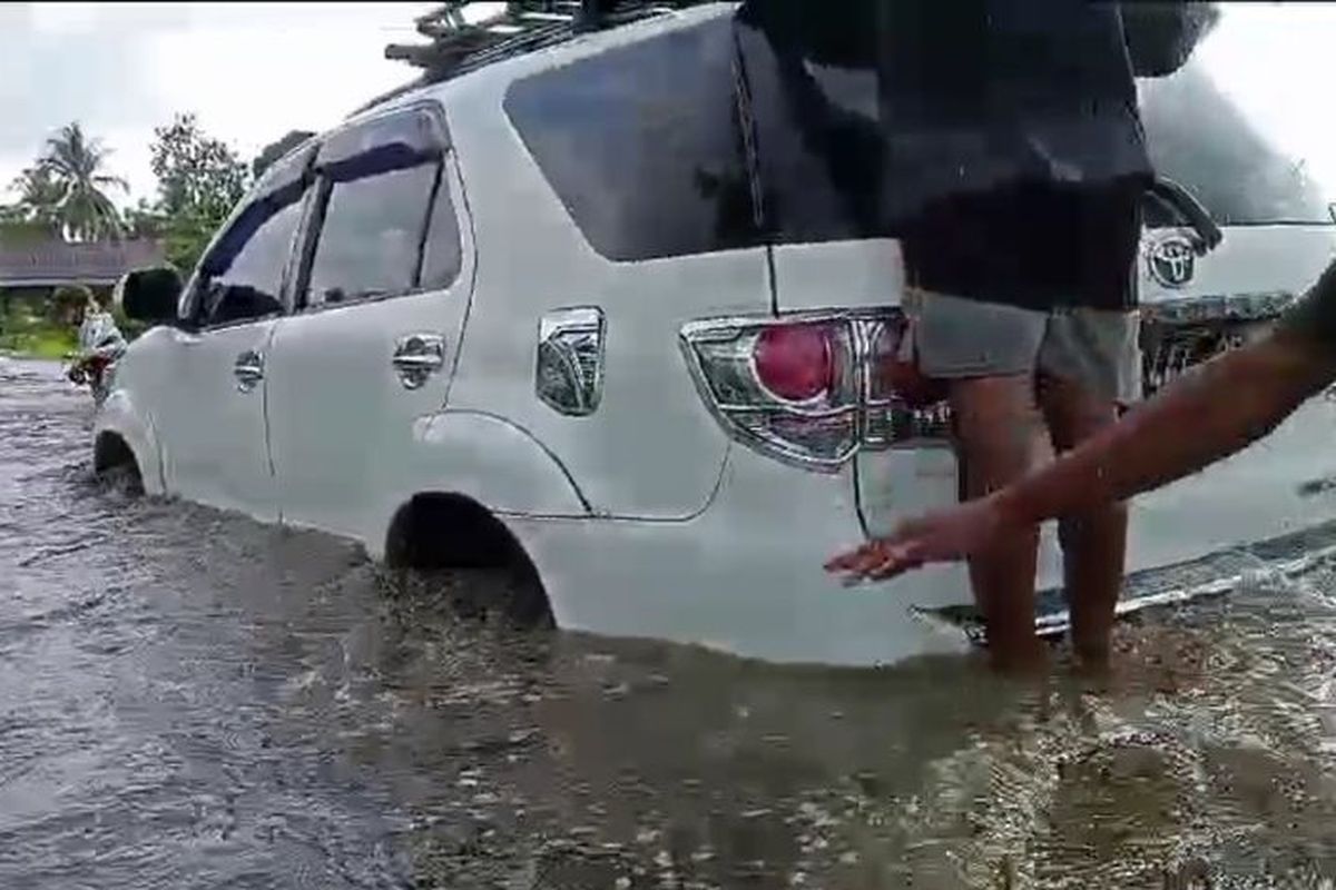 Ilustrasi mobil terendam banjir.