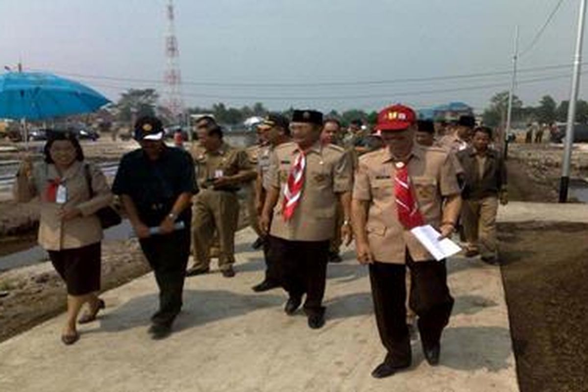 Wakil Gubernur Kalimantan Tengah Achmad Diran meninjau lokasi Hari Pangan Se-Dunia di Palangkaraya, Kalimantan Tengah, Selasa (25/9). Acara itu akan dibuka Presiden Susilo Bambang Yudhoyono pada 18 Oktober 2012.